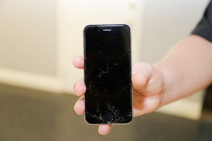 سیاه شدن قسمتی از ال سی دی گوشی ایفون اپل بر اثر ضربه ، آب خوردگی