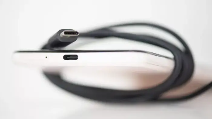 Google-Pixel-3-XL-showing-USB-C-and-cable-stock-photo-1-840x472.jpg
