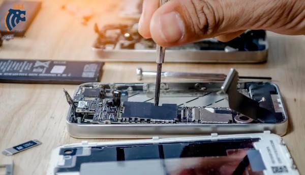 Opening-the-phone-case-for-repair-02