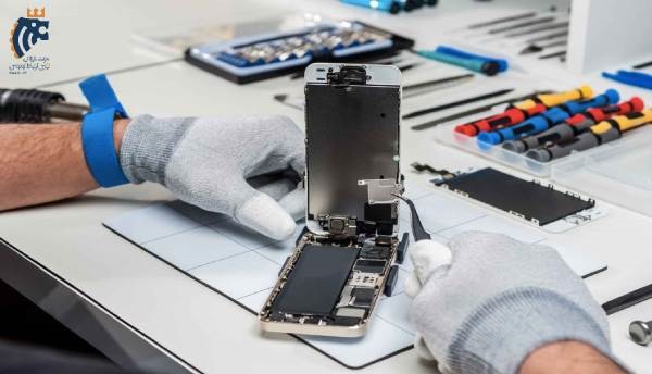 Opening-the-phone-case-for-repair-03